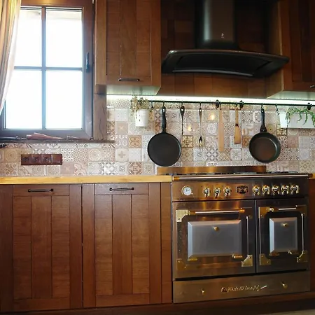 шато еркеч Guest house *